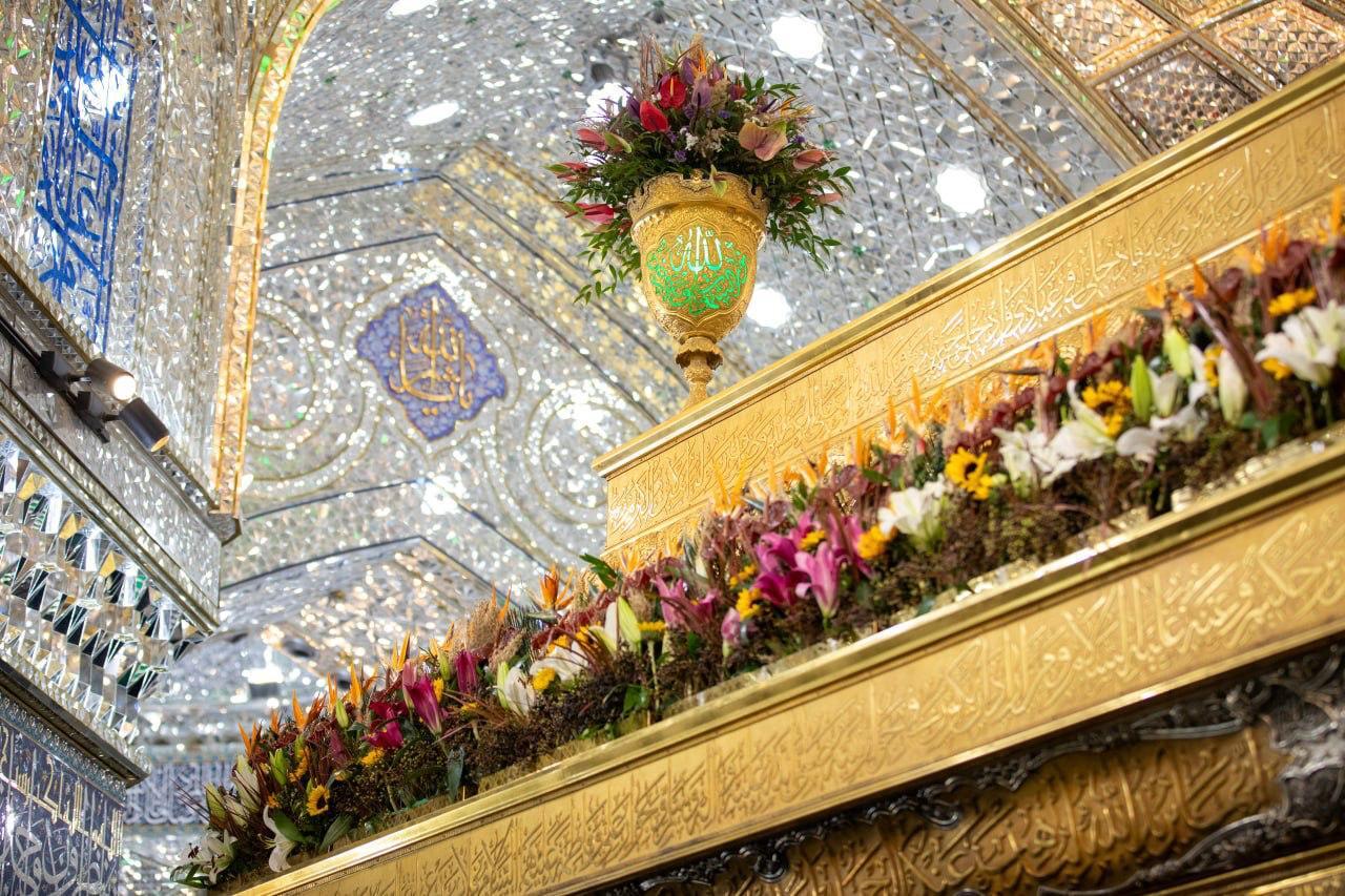 ضریح مطهر حضرت اباعبدالله الحسین (ع) به مناسبت میلاد حضرت فاطمه (س) گل‌آرایی شد.
