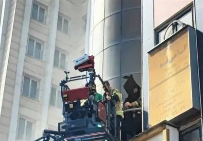 نجات ۳۰ زن و مرد در حادثه آتش&zwnj;سوزی در پارکینگ خودرو در تهرانپارس