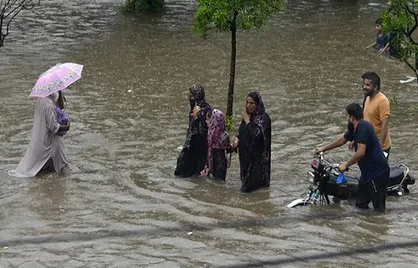 آخرین وضعیت آبگرفتگى معابر بوشهر / جهادگران مشغول کارند