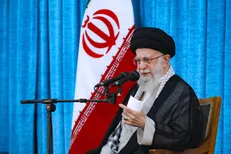 رهبرانقلاب: استقلال ملی به معنای قطع رابطه با محیط پیرامون و دنیا نیست، بعضی‌ها مغالطه نکنند/ استقلال به معنی این است که ملت ایران روی پای خودش بایستد + فیلم