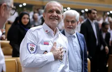 لباس سفید اورژانس بر تن رئیس‌جمهور