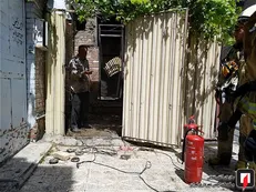 آتش نشانان از سرایت آتش به طبقات جلوگیری کردند +عکس