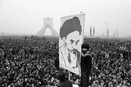 مروری بر اتفاقات نخستین روزهای پیروزی انقلاب اسلامی