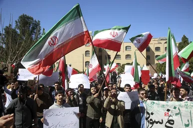 تجمع دانشجویان دانشگاه قم در پی هتک حرمت پرچم جمهوری اسلامی ایران