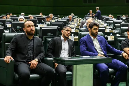 عکس یادگاری مدال&zwnj;آوران کشتی آزاد و فرنگی با محمدباقر قالیباف