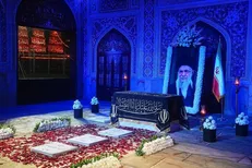 حضور مردم در جوار مزار رهبر شهید انقلاب پس از پایان مراسم چهلم تدفین رهبر شهید انقلاب + فیلم