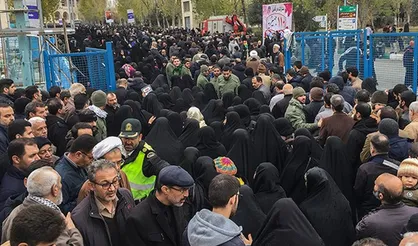 روایت رویترز از اقتدای گسترده مردم به رهبر انقلاب در نماز جمعه