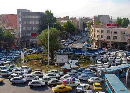 ازدحام جمعیت در مرکز شهر ارومیه برای تهیه مایحتاج روزانه خطر ابتلا به کرونا را افزایش می&zwnj;دهد