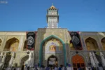 با نزدیک شدن به ۳۰ ذی‌القعده، سالروز شهادت امام جواد(ع)، حال و هوای نجف اشرف دگرگون شده است. آستان مقدس علوی طبق سنتی دیرینه، کتیبه‌های مزین به نام مبارک امام نهم را در صحن و سرای حیدری نصب کرده است تا پیام‌آور غربت و شهادت مظلومانه جوان‌ترین امام شیعیان 